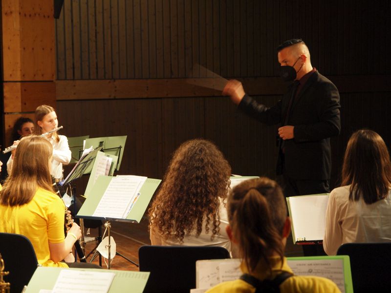 Jugenddirigent Stefan Krahl mit dem Junior- und Jugendorchester