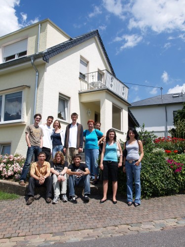Die Teilnehmerinnen und Teilnehmer des Ausflugs vor dem Haus von Kathrin und Stephan