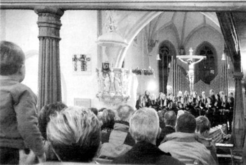 Die jungen Sänger der "Donkey-Gipsy-Singers" bei ihrem Konzertbeitrag in der gut gefüllten evangelischen Michaelskirche Asperg